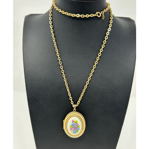 Vintage Avon Gold Tone Locket Necklace - Picture 1 of 9